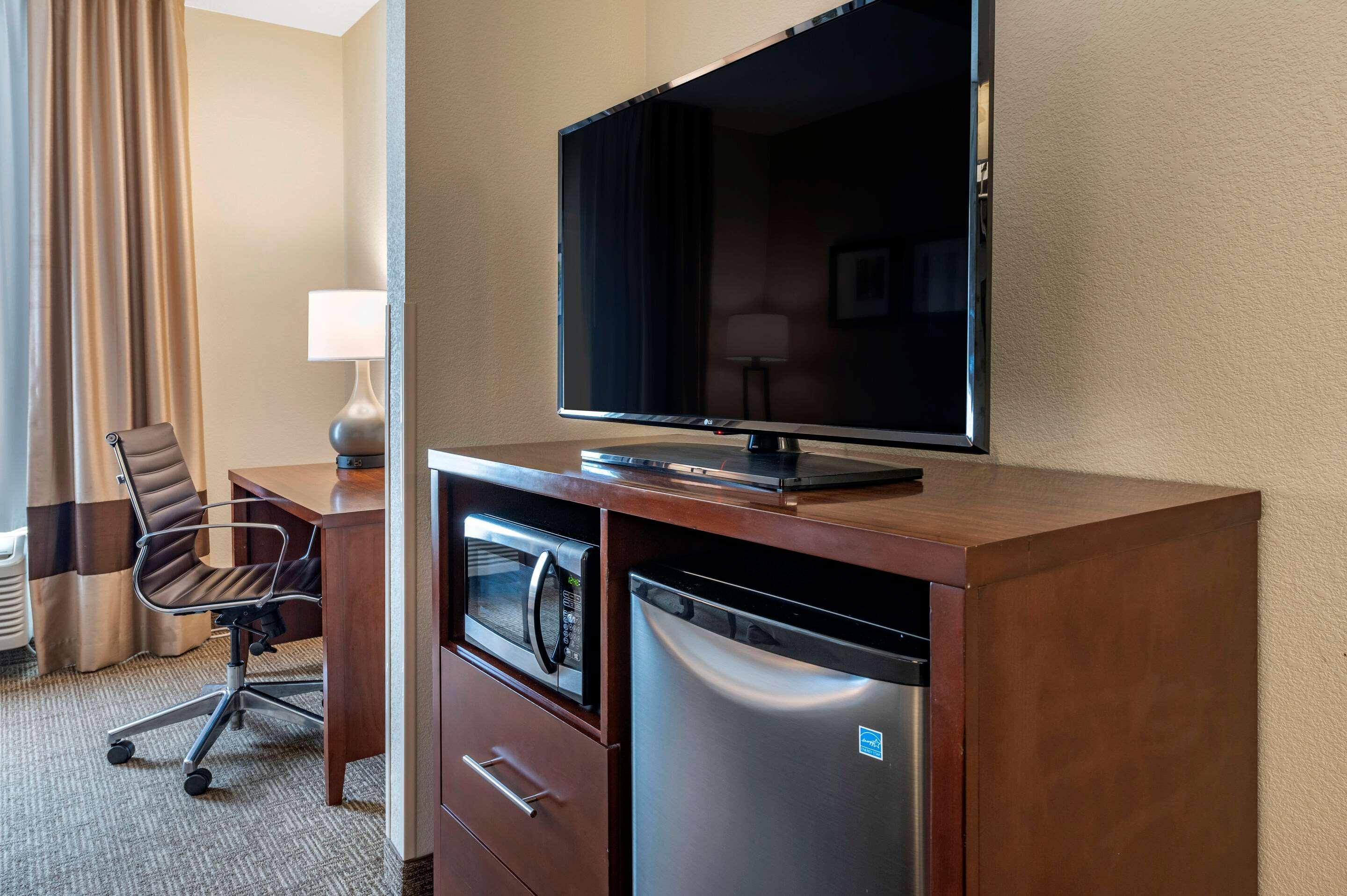 Comfort Suites Columbus West - Hilliard Экстерьер фото