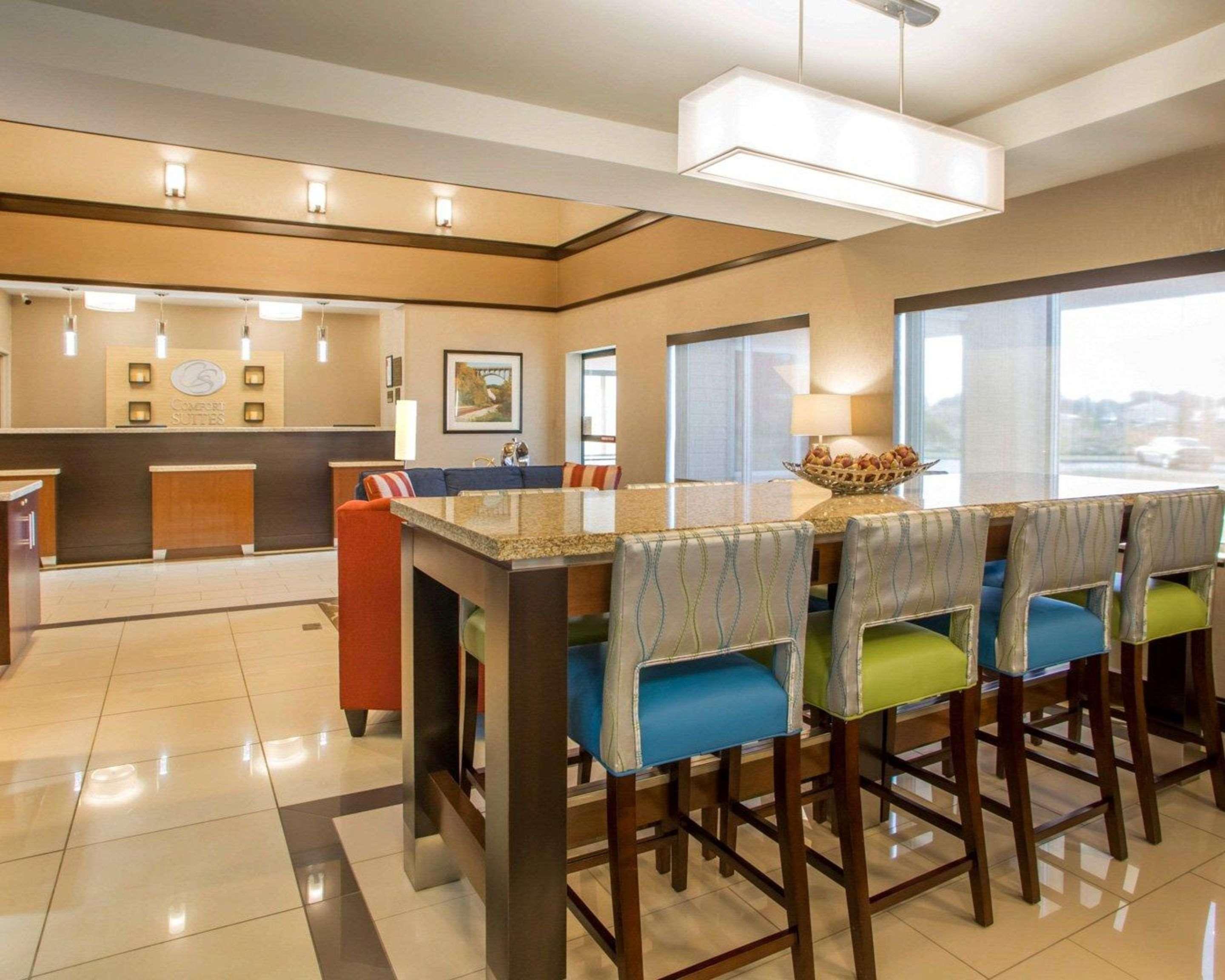 Comfort Suites Columbus West - Hilliard Экстерьер фото
